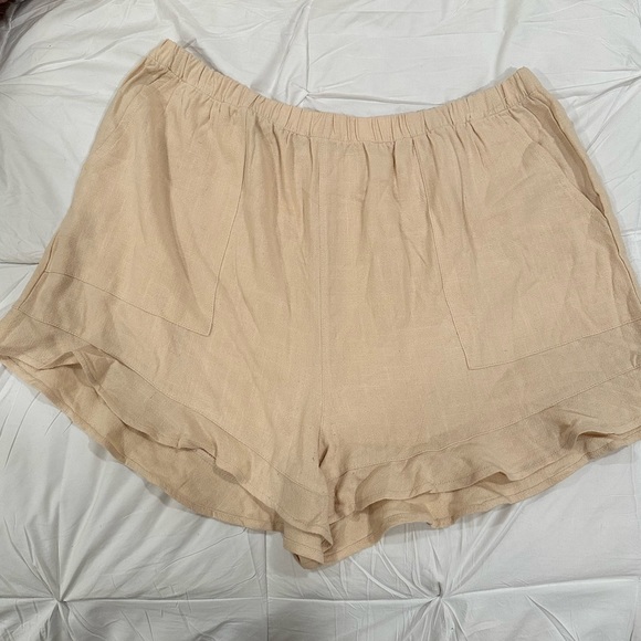 Lightweight, ruffled shorts - Picture 5 of 7